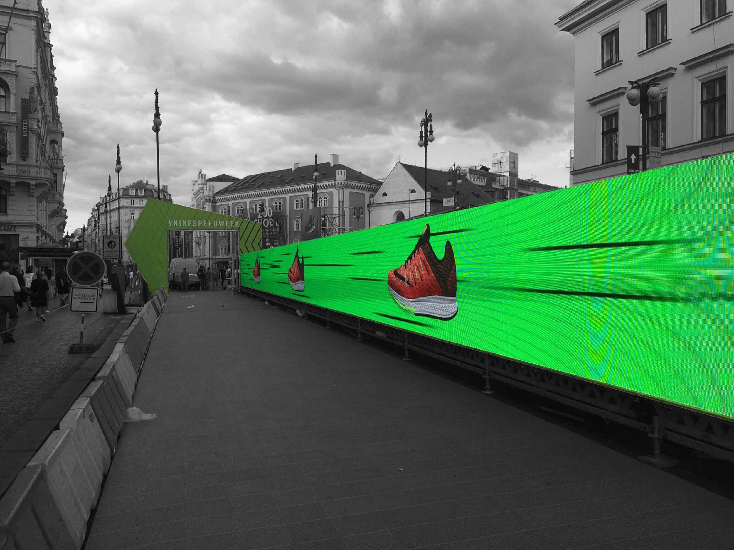 Großes grünes LED-Display im Straßenbereich.