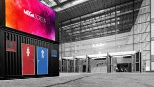 LED-Werbedisplay auf einem Container im Außenbereich einer Messehalle.