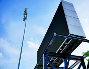 Große Event Leinwand auf einem stabilen Stahlrahmen bei Tageslicht – ideal für Outdoor-Veranstaltungen