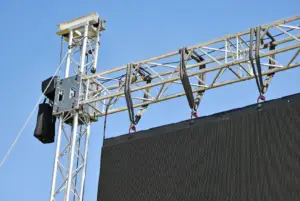 Aufbau eines LED-Bildschirms im Freien mit stabiler Trägerstruktur und professioneller Montage.