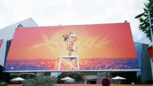 Großes LED-Display bei einer Veranstaltung – Mieten oder kaufen? Kostenvergleich für LED-Displays