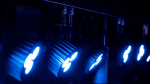 LED Strahler fuer draussen leuchten in blauem Licht