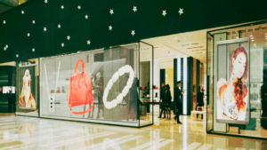 LED Werbebildschirme im Schaufenster eines Modegeschäfts mit auffälligen Werbebildern.