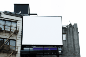 eine große LED-Videowand-Werbetafel oben auf dem Gebäude