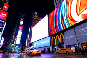 Große LED-Werbetafel in einer modernen Stadt