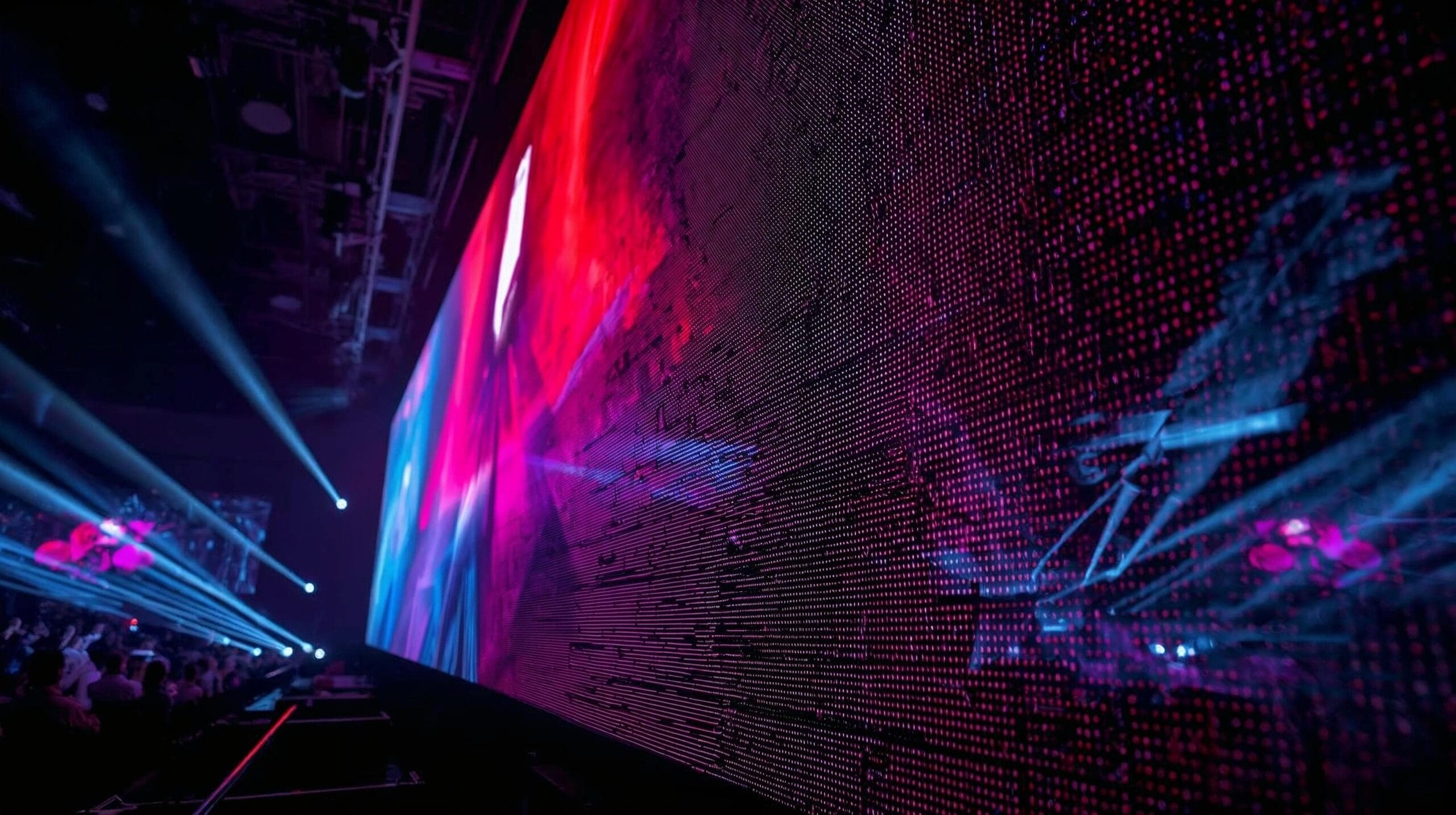 Hochleistungsfähiges LED-Display, das in einer Veranstaltungshalle installiert wurde und auch bei starker Beleuchtung klare Bilder liefert.“