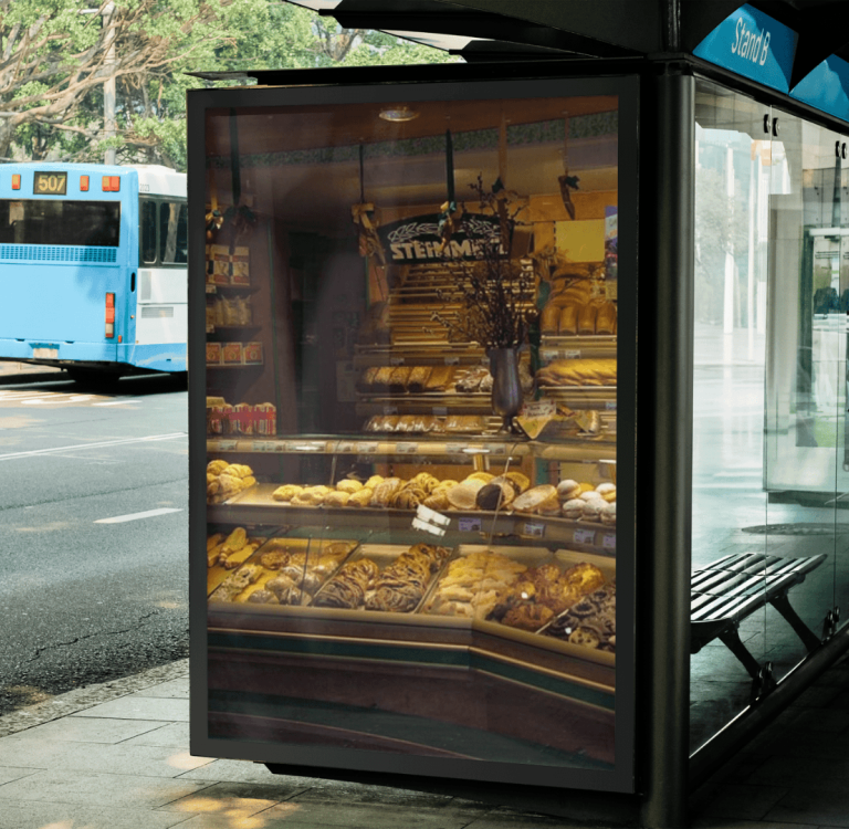 LED Werbeanzeige an Bushaltestelle mit Bäckerei-Angeboten